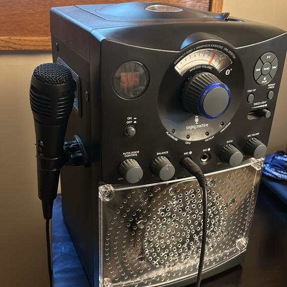 Singing machine. Used a few times. Original box. - Picture 3 of 5